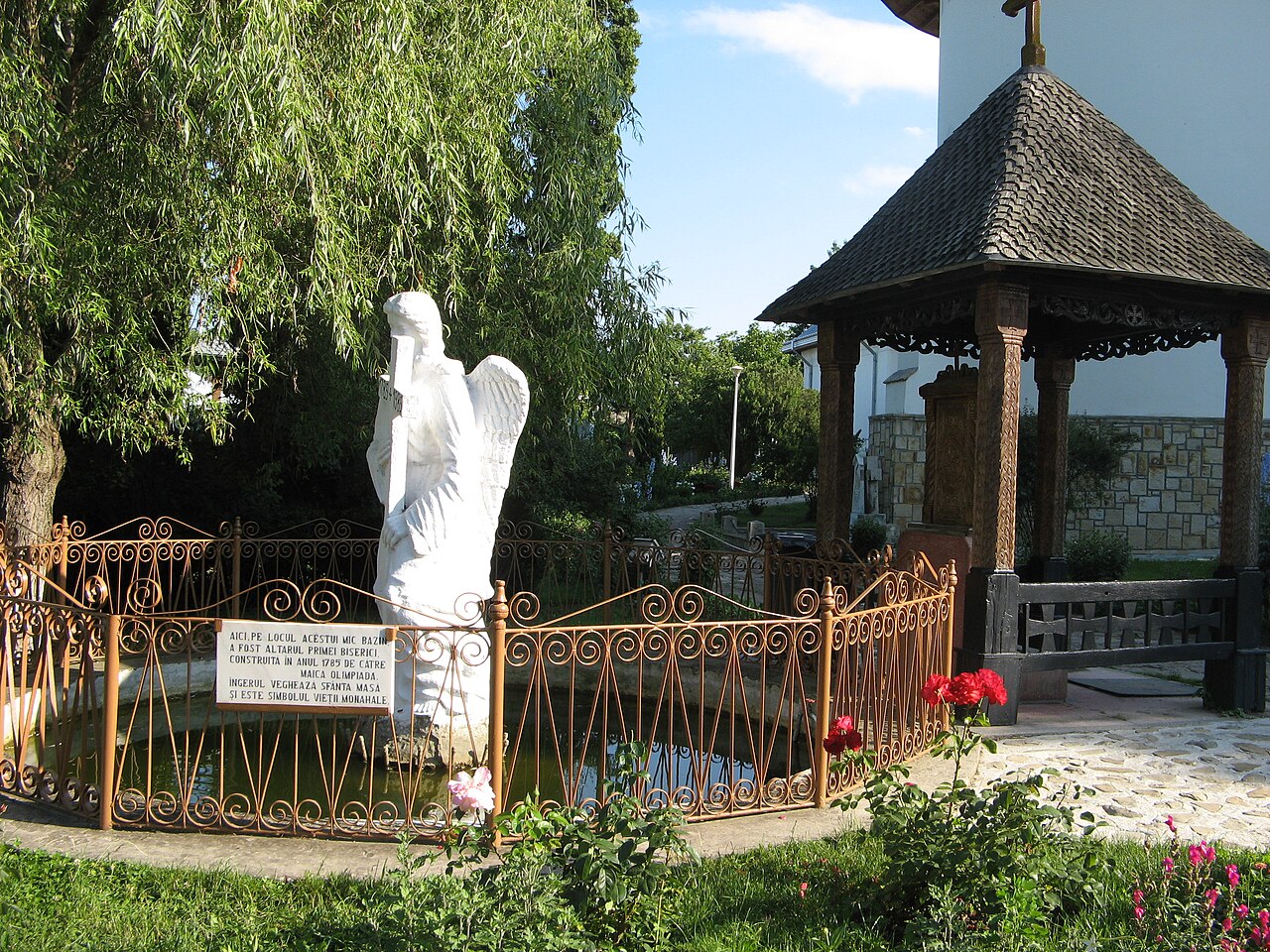 Fântână, pavilion și sculptură din curte.