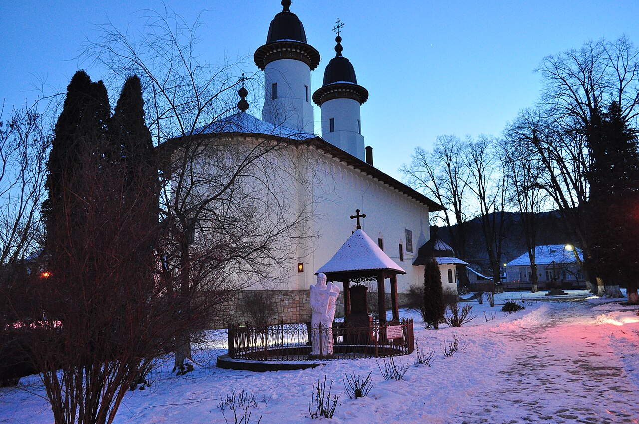 Biserica mare și curtea înzăpezită.