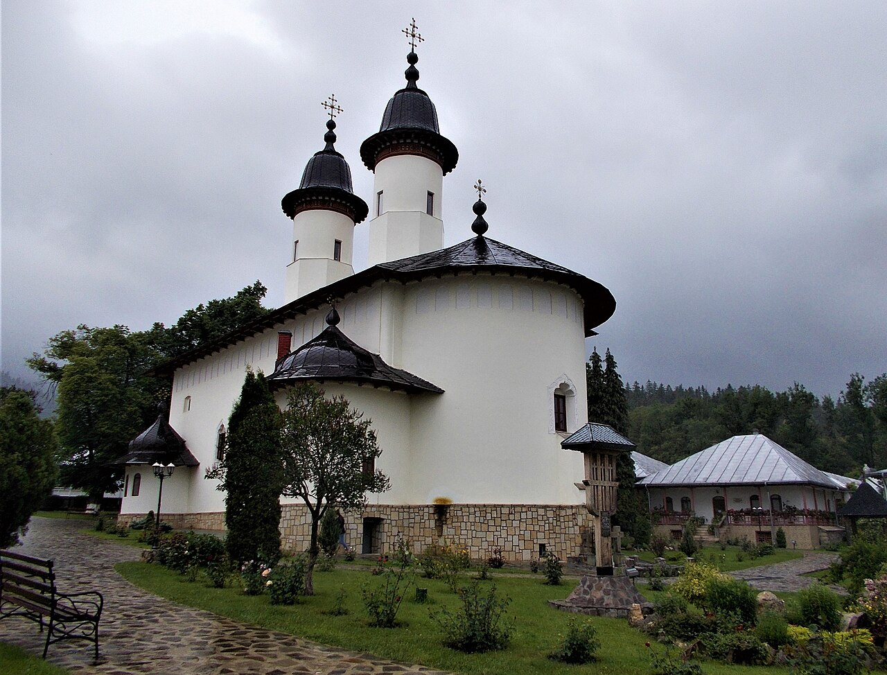 Biserica mare văzută oblic din curte.