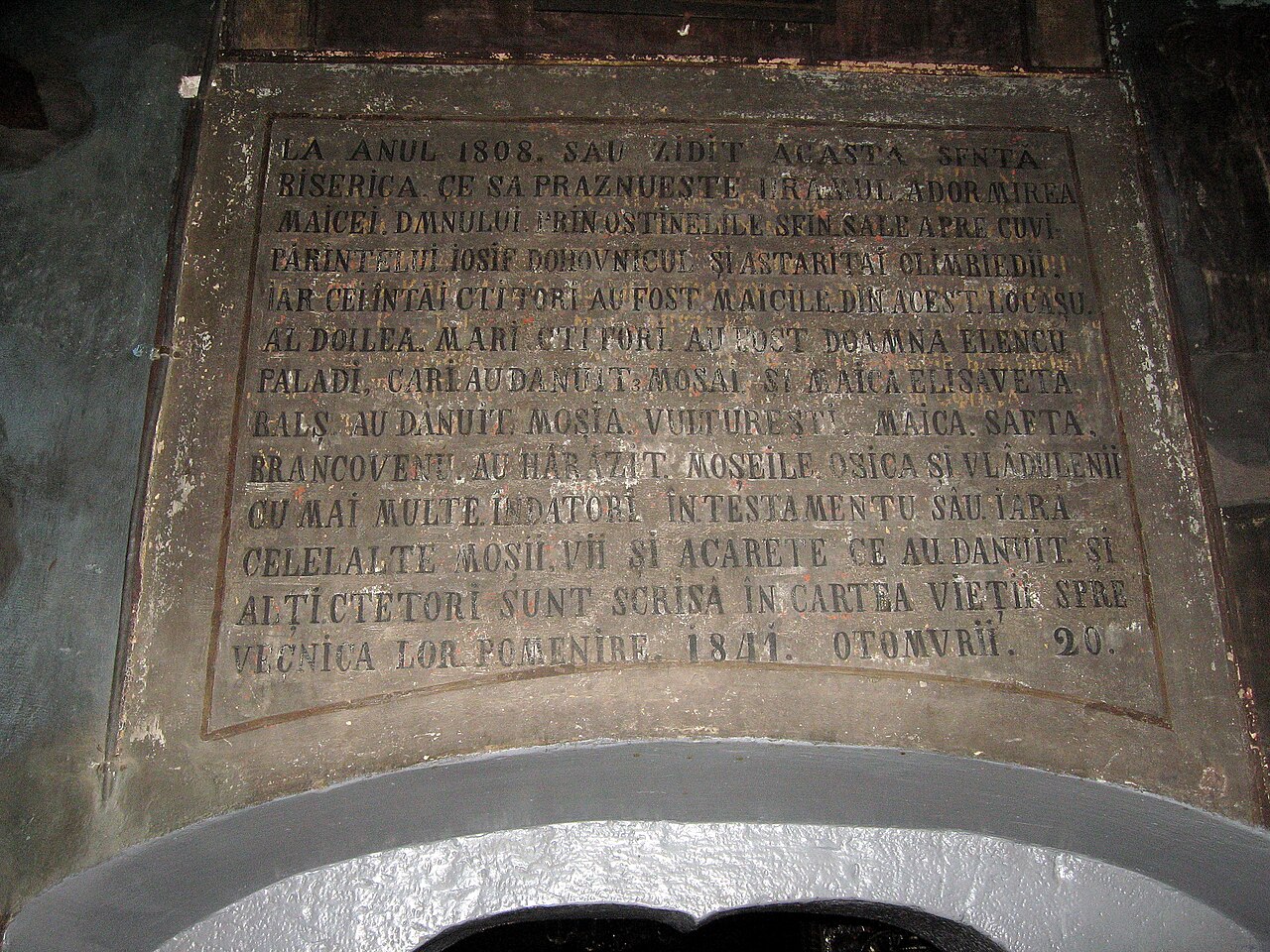 Pisania de piatră din biserica mare.