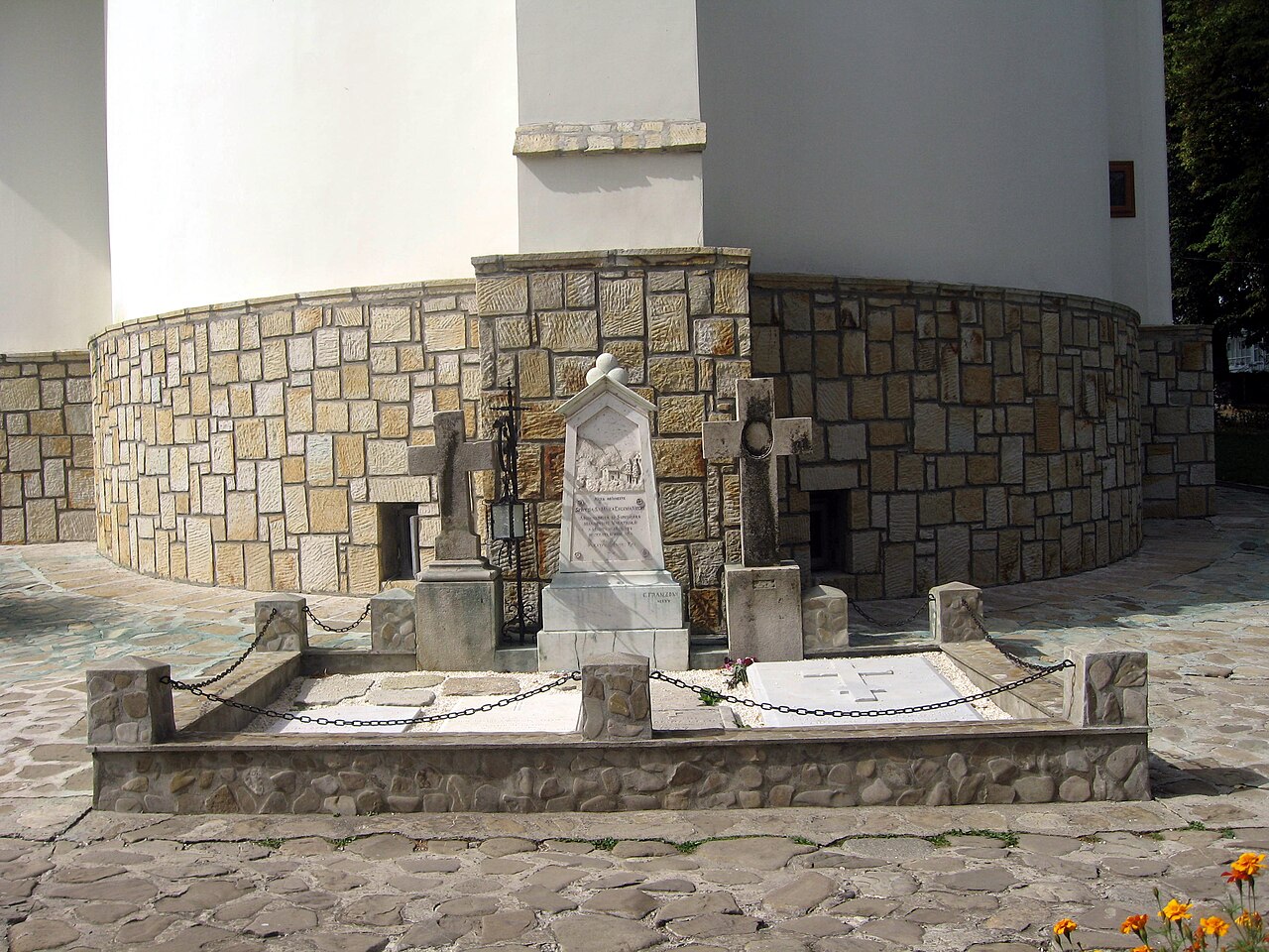 Soclul bisericii și monumente de piatră.