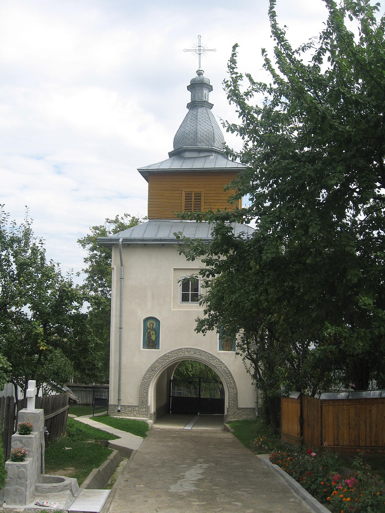 Turnul de acces, aleea din interior.
