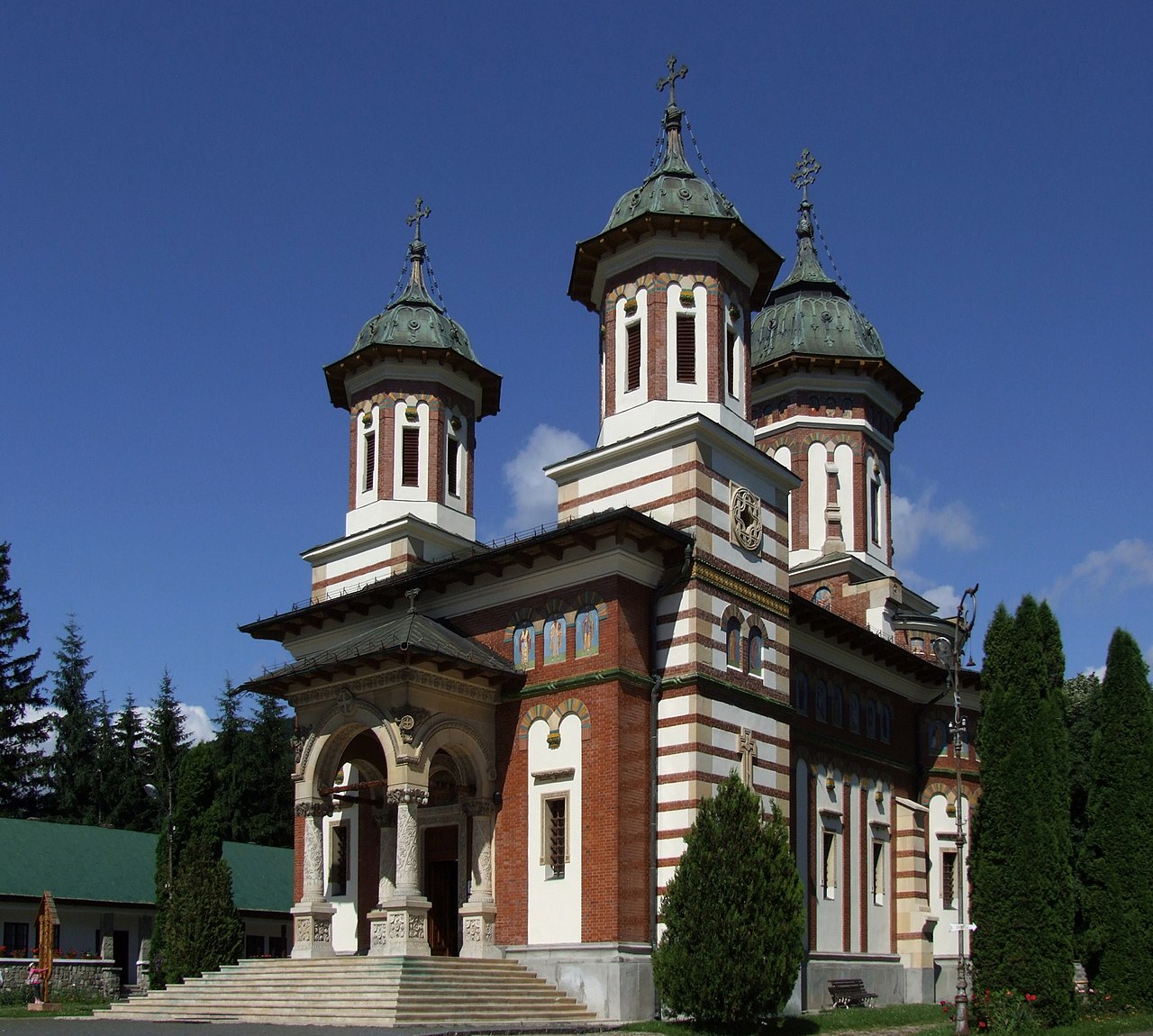 Biserica Mare a Mănăstirii Sinaia, vedere frontal-oblică.