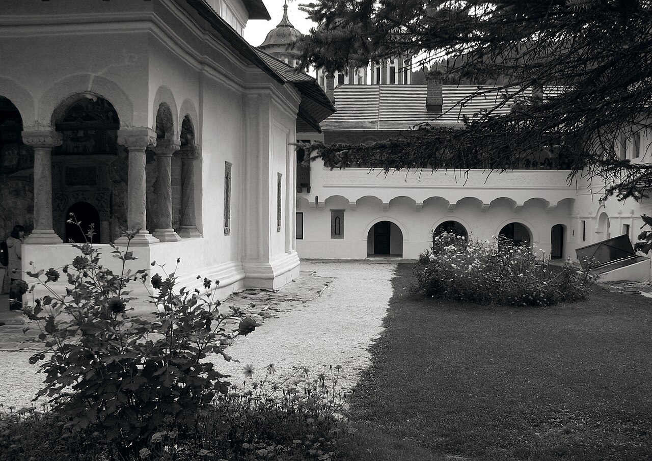 Biserica Veche și arcadele curții, fotografie alb-negru.