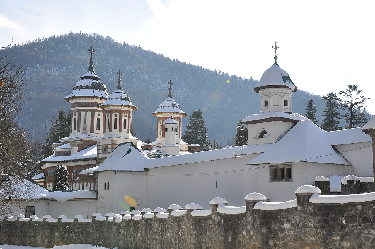 Zidul incintei, turnul și Biserica Mare.
