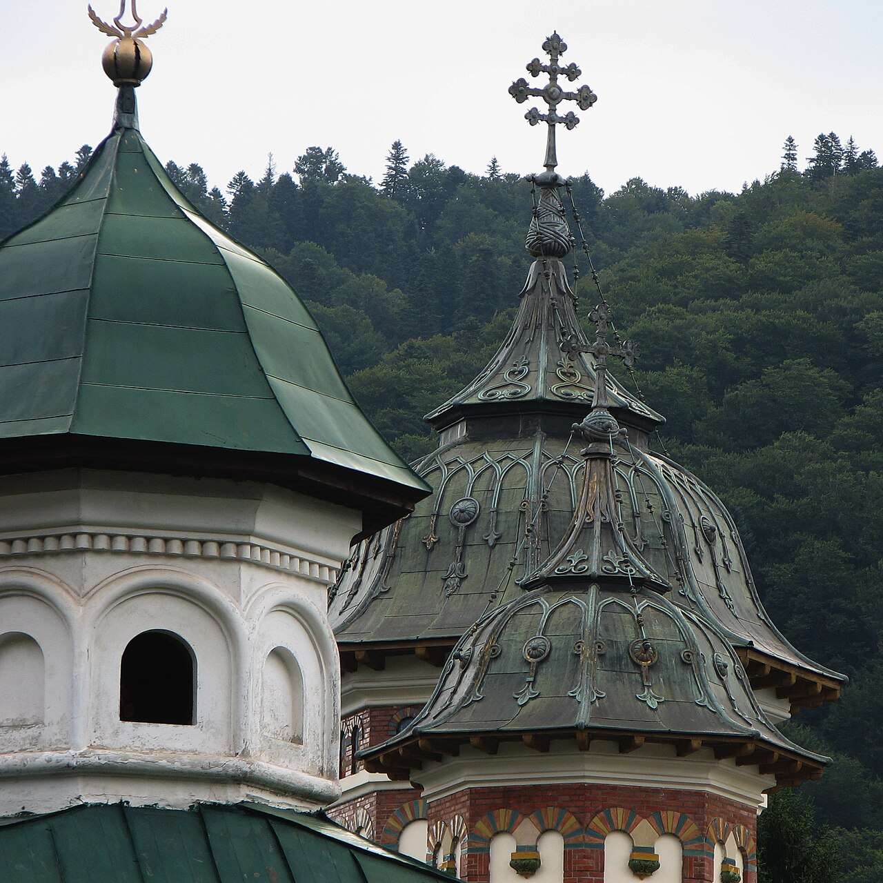Cupole și învelitori de metal, vedere de la sol.
