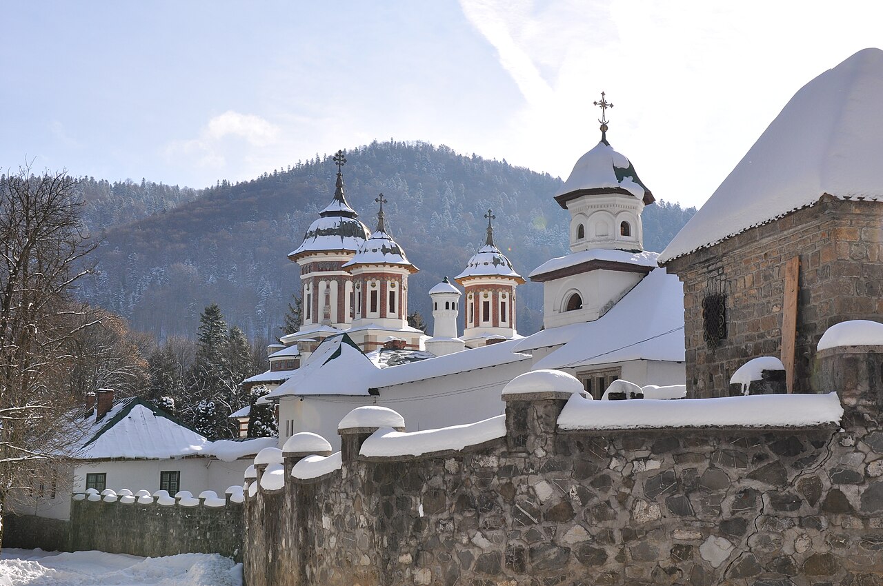Biserica Mare și zidul incintei, vedere oblică.