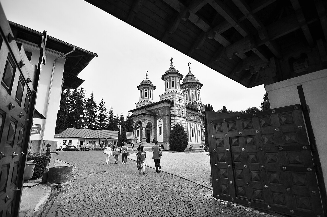 Biserica Mare văzută prin poarta incintei.