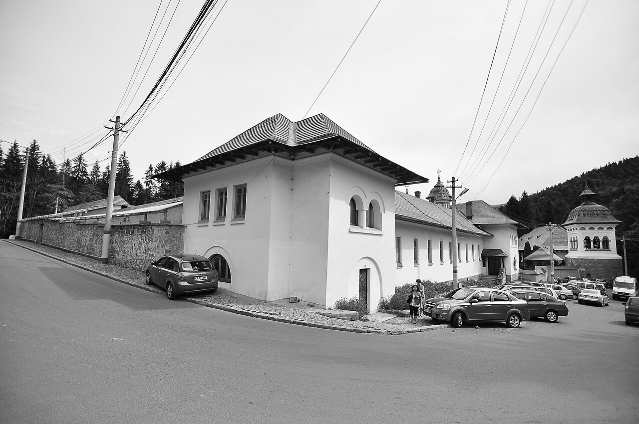 Colțul exterior al corpului de chilii, alb-negru.