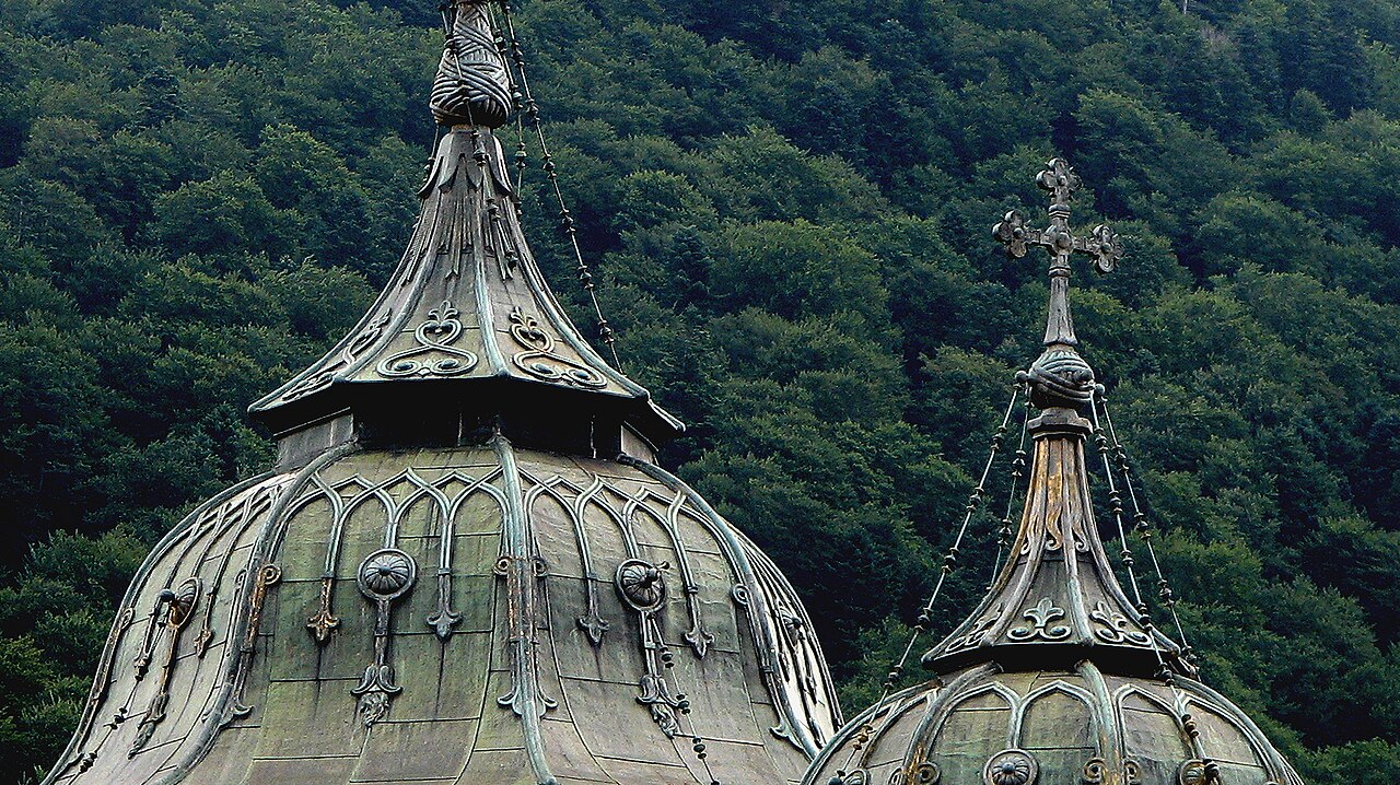 Cupola și ornamentația învelitorii.
