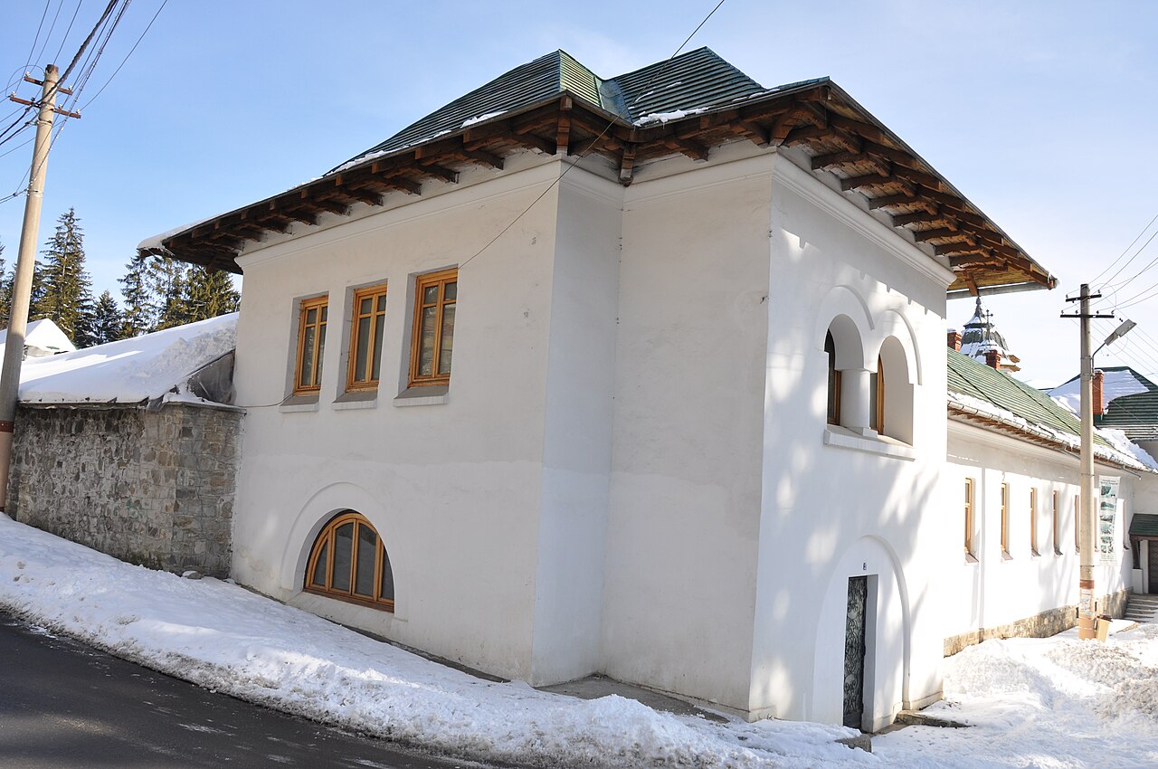 Colț de incintă și corp monahal, iarna.