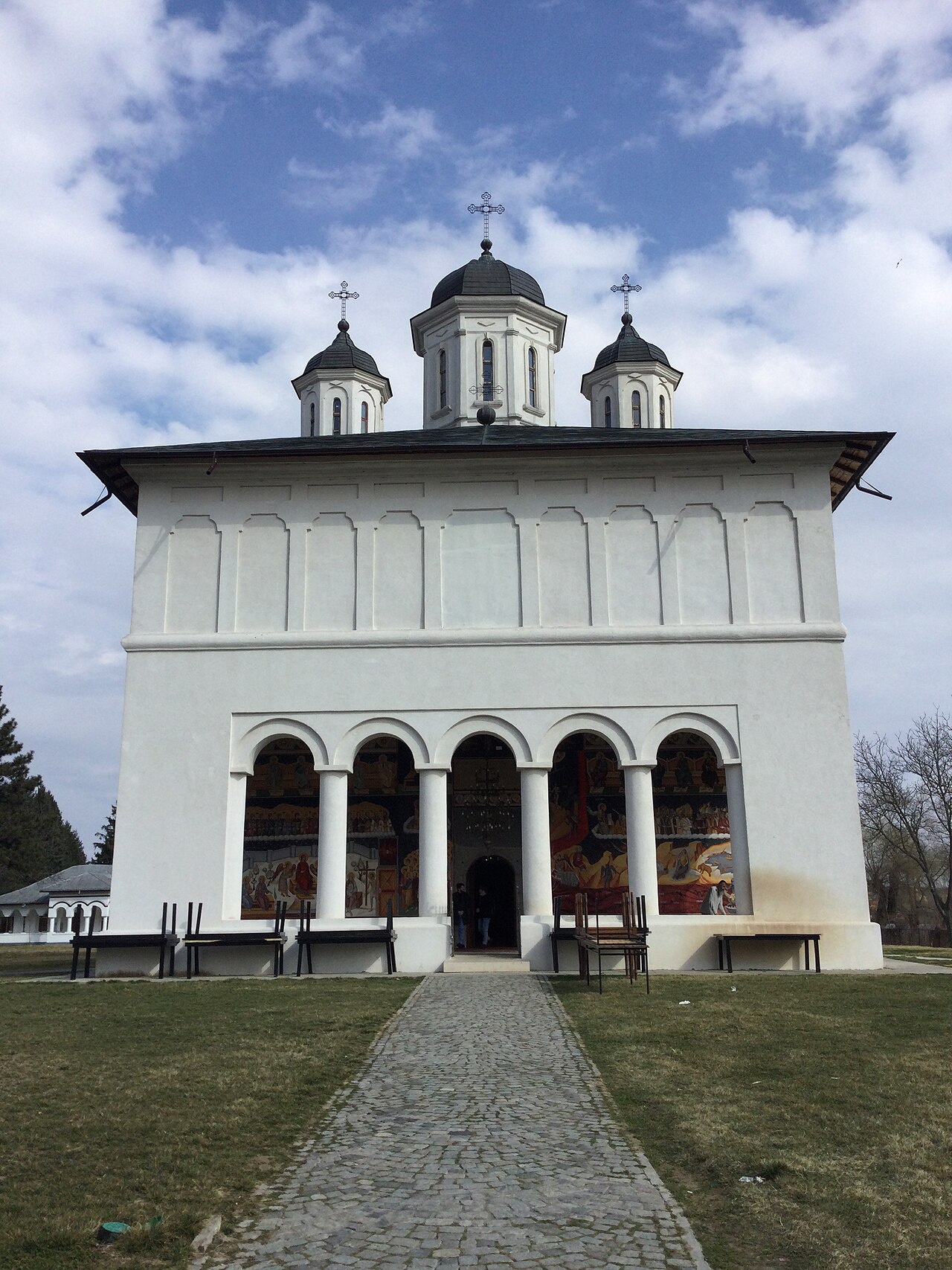 Biserica Sfântul Gheorghe: fațada cu pridvor, cele trei turle și acoperișul.