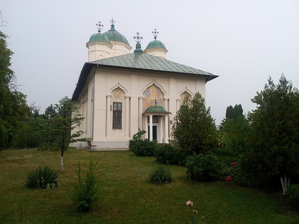 Biserica Sfântul Gheorghe, vedere oblică cu absidă și turle.