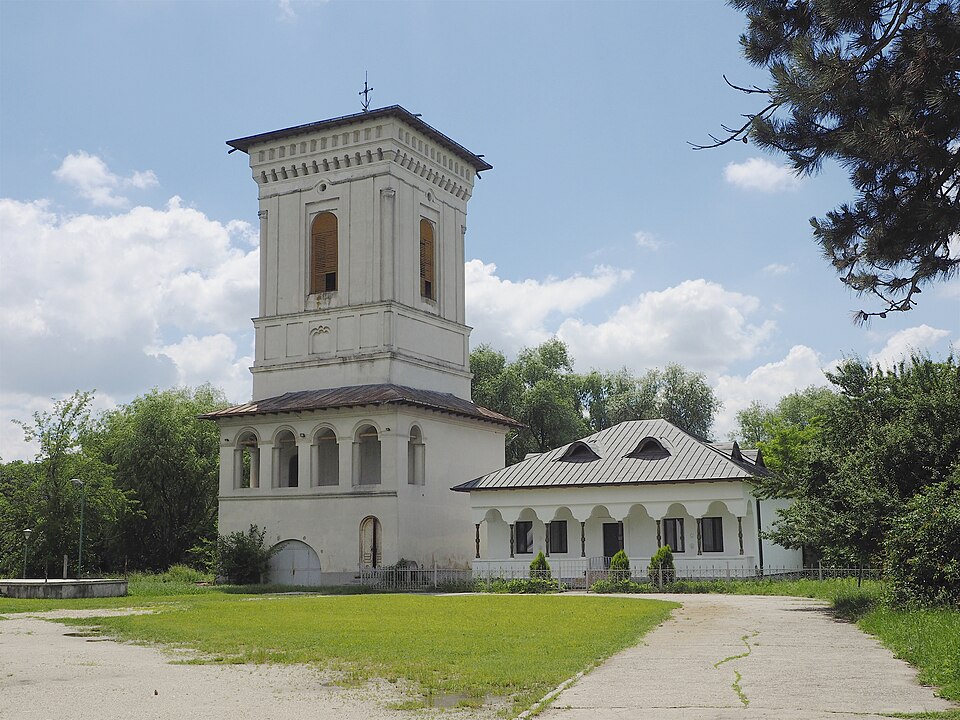 Turnul de intrare și aripa de chilii cu galerie.