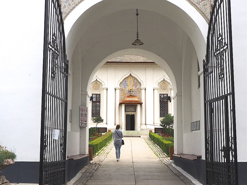 Biserica Sfântul Gheorghe încadrată de bolta gangului de acces.
