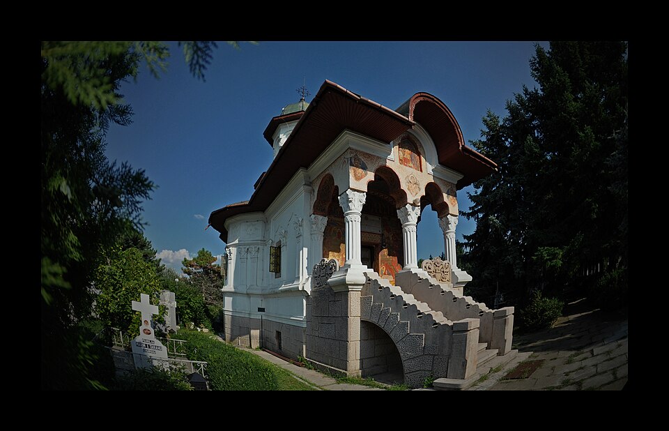Pridvorul cu scară al bisericii Sfântul Lazăr, vedere oblică.