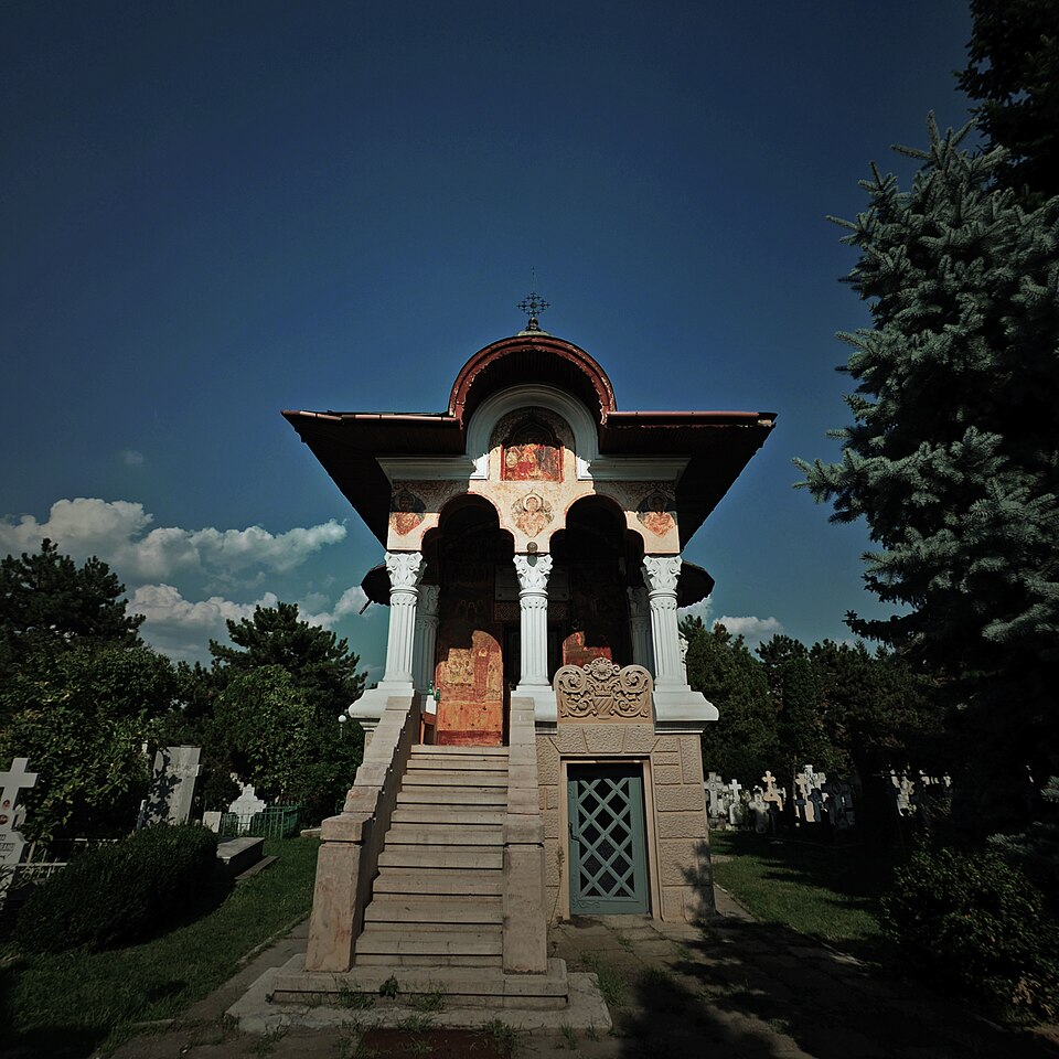 Scara și arcadele pridvorului bisericii Sfântul Lazăr, vedere frontală.