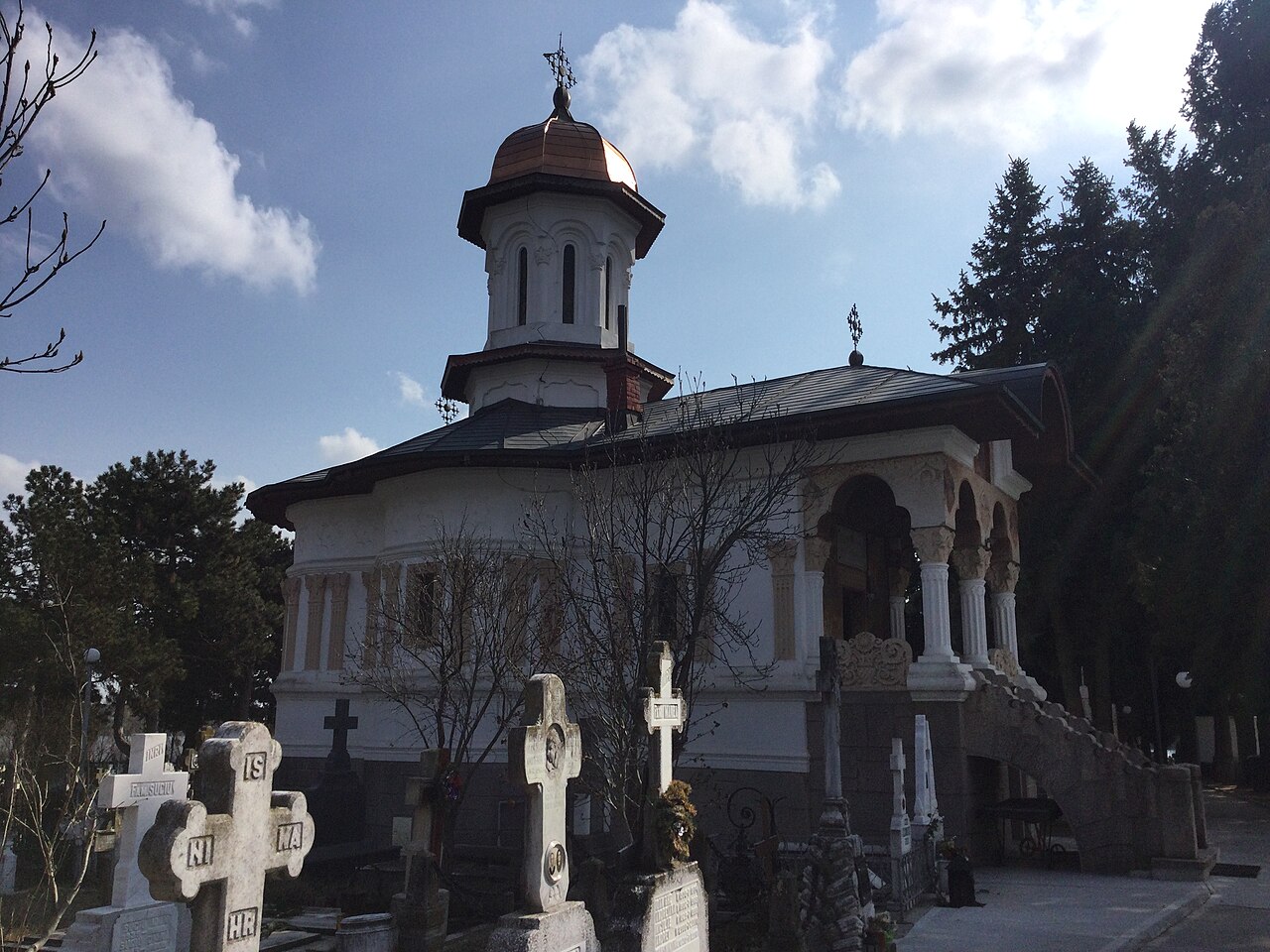 Latura bisericii Sfântul Lazăr, decorație pictată și turla.
