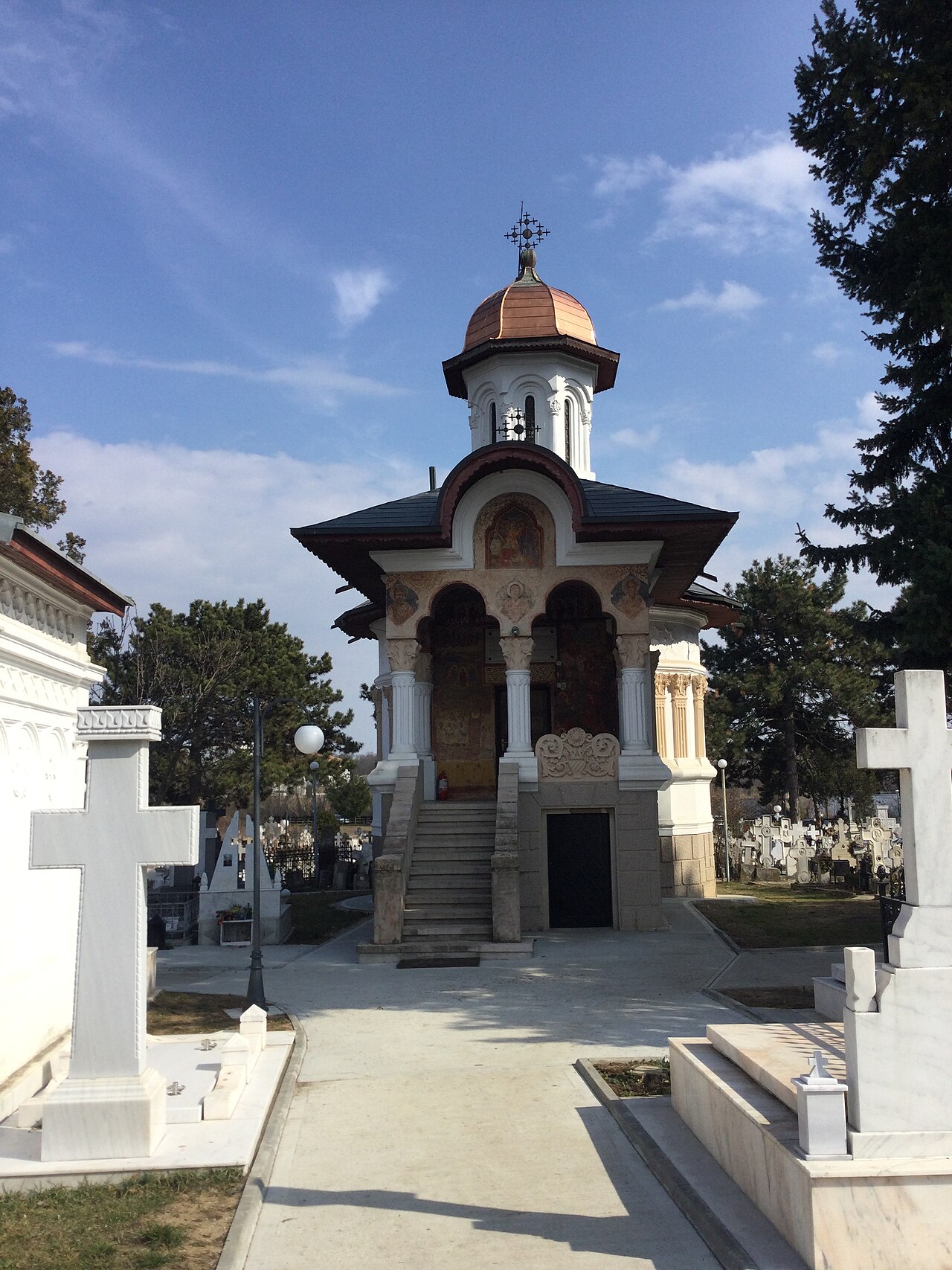 Pridvorul bisericii Sfântul Lazăr și mormintele din jur.