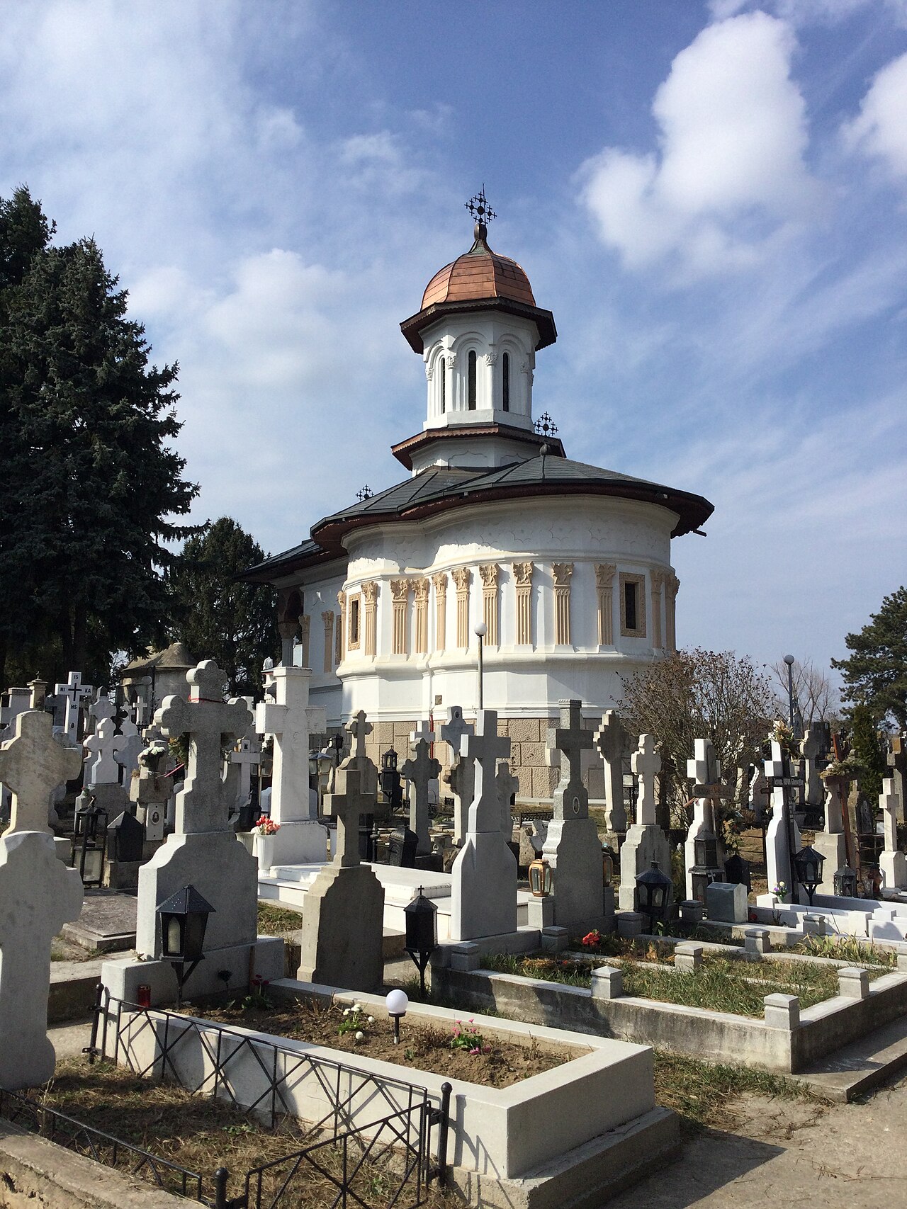 Absida, turla și latura opusă ale bisericii Sfântul Lazăr.