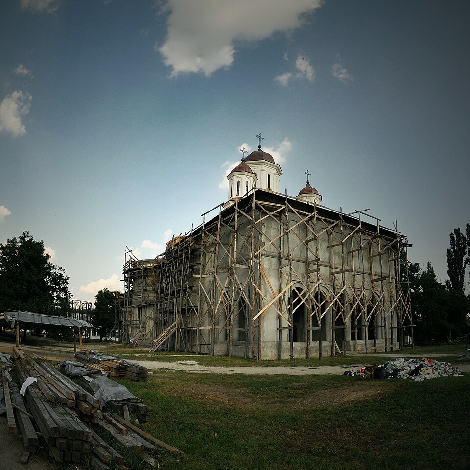 Biserica Sfântul Nicolae cu schele exterioare: stare de restaurare, nu fațadă finalizată.
