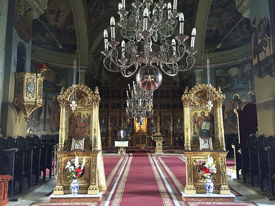Iconostasul, stâlpii și bolta bisericii din ansamblu.
