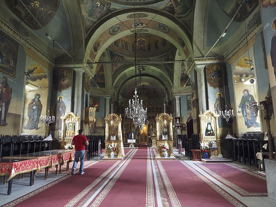 Naosul cu stâlpi, arcade și pictură, vedere axială.