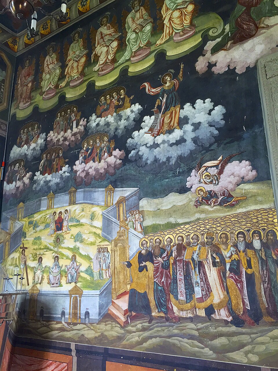 Detaliu de pictură murală în interiorul bisericii.