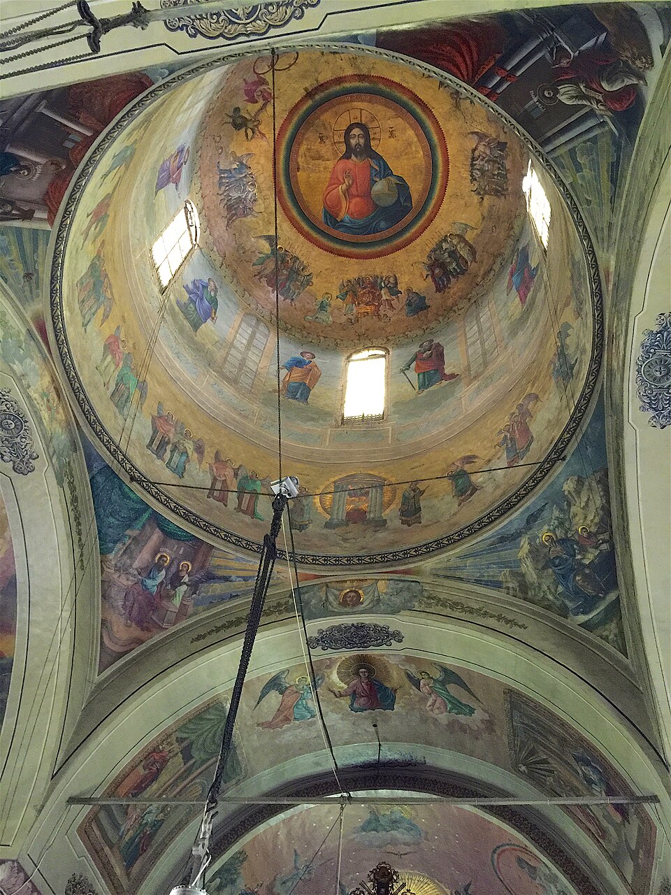 Bolta pictată și cupola, vedere verticală din interior.
