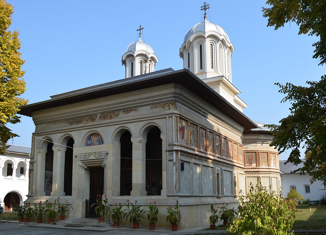 Biserica Sfântul Dimitrie: pridvor, latură pictată și turlele.