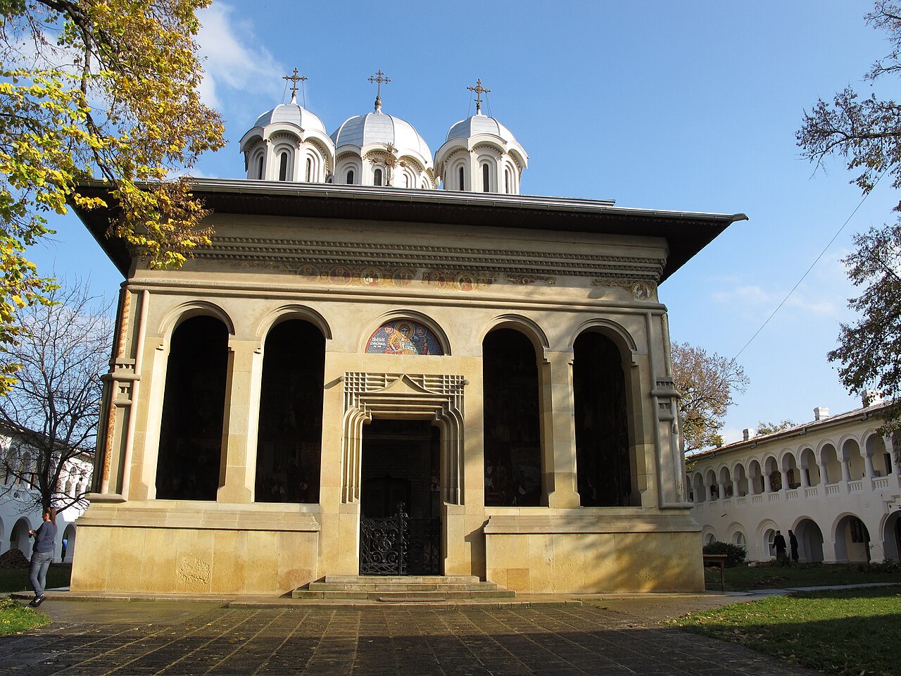 Fațada cu pridvorul deschis și cele trei turle.