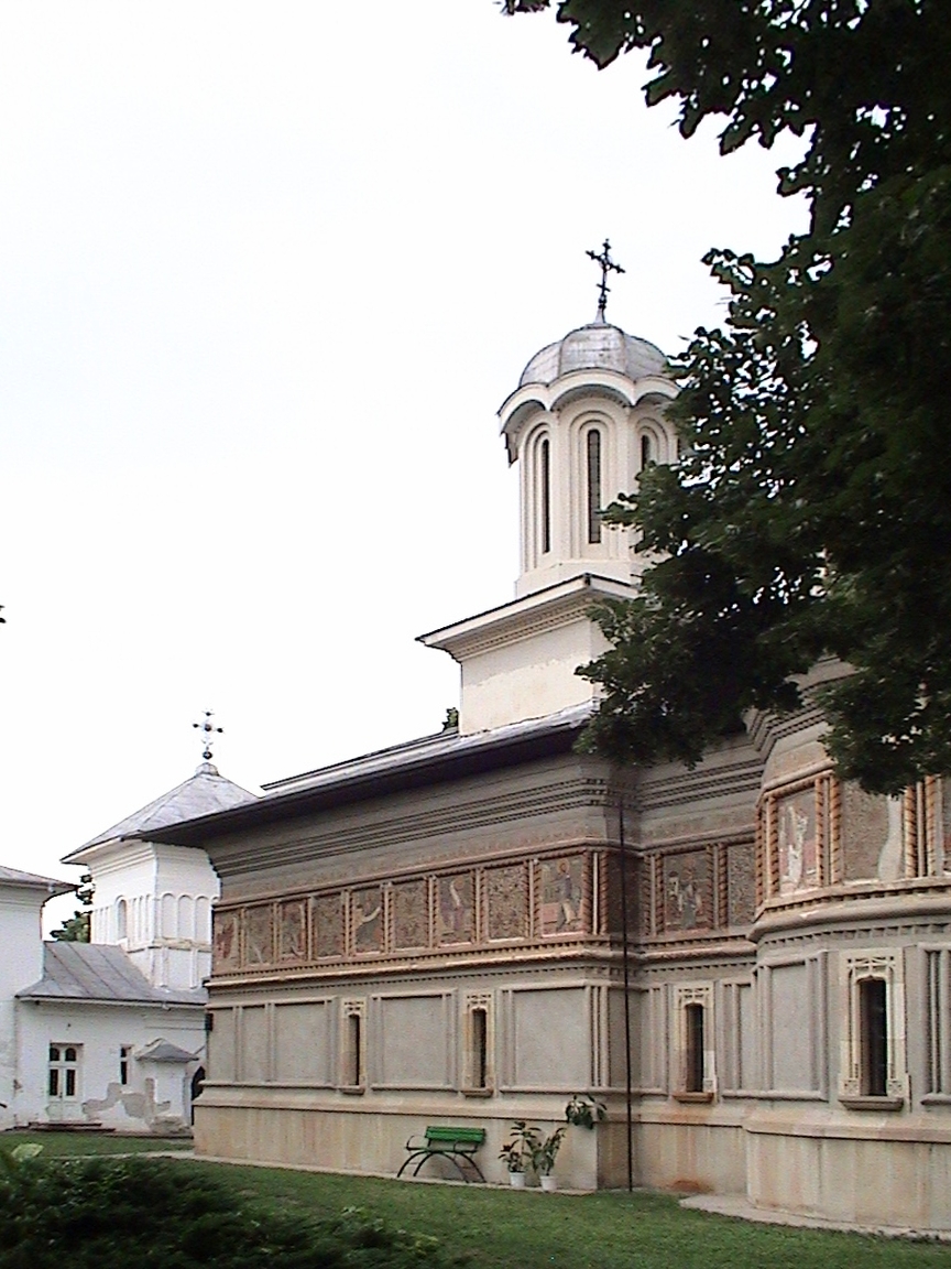 Latura bisericii principale, ferestre și registre decorative.