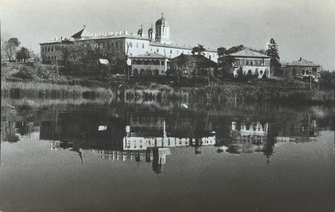 Fotografie istorică a incintei reflectate în lac; nu reprezintă starea actuală.
