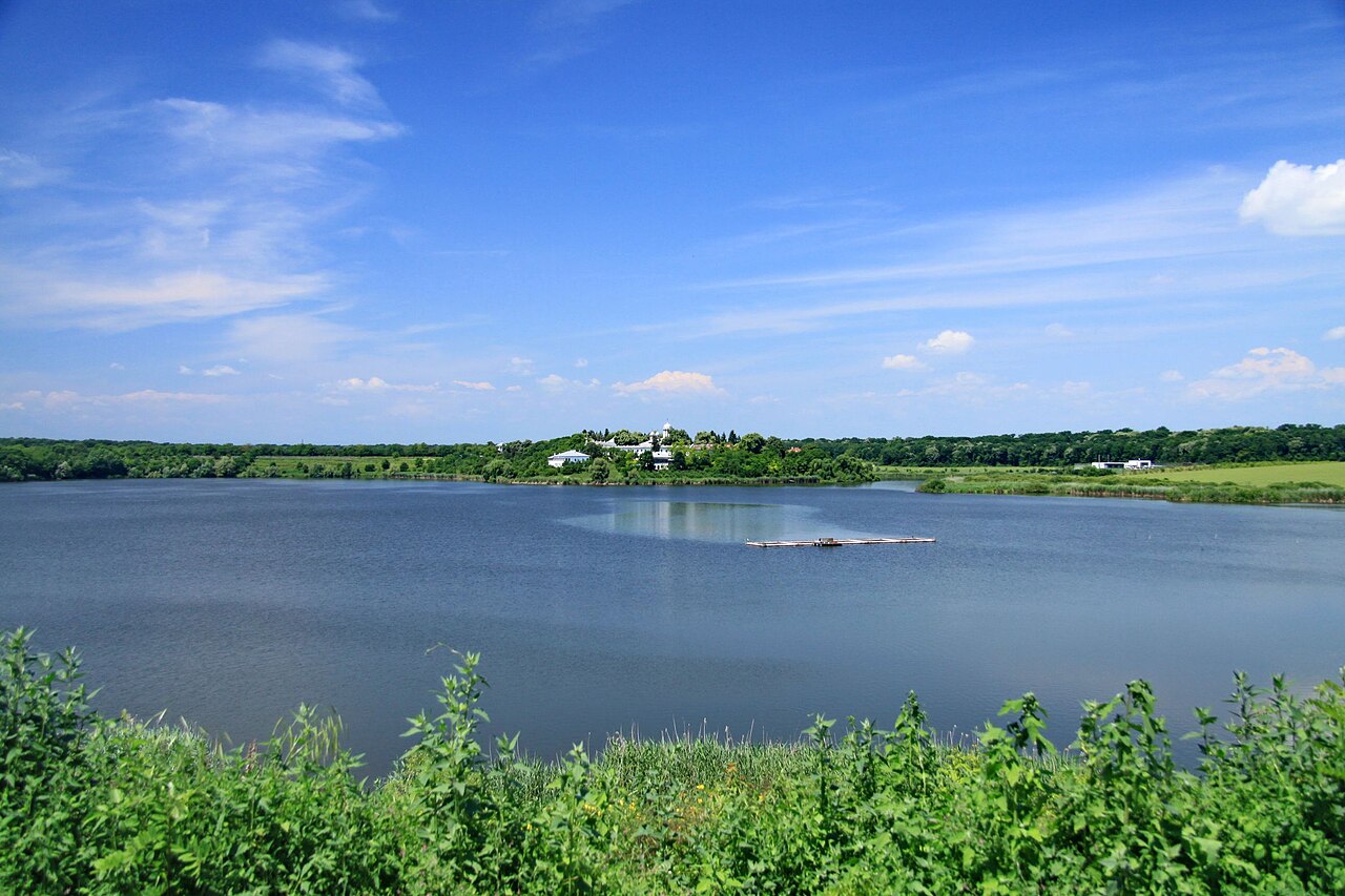 Lacul și peninsula mănăstirii; detaliile arhitecturale sunt îndepărtate.