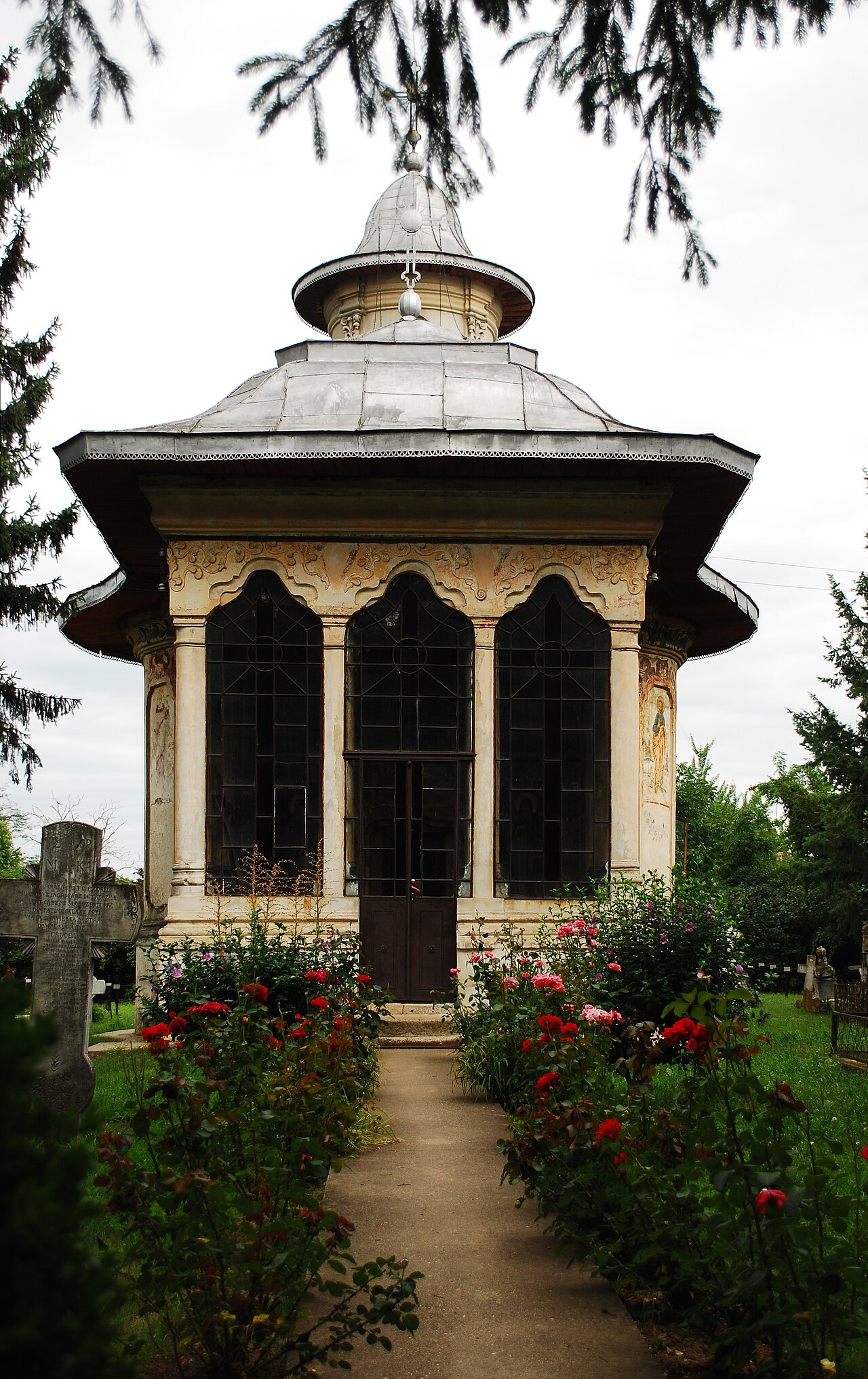 Biserica Sfântul Ioan Evanghelistul din cimitir: pridvor și turlă.