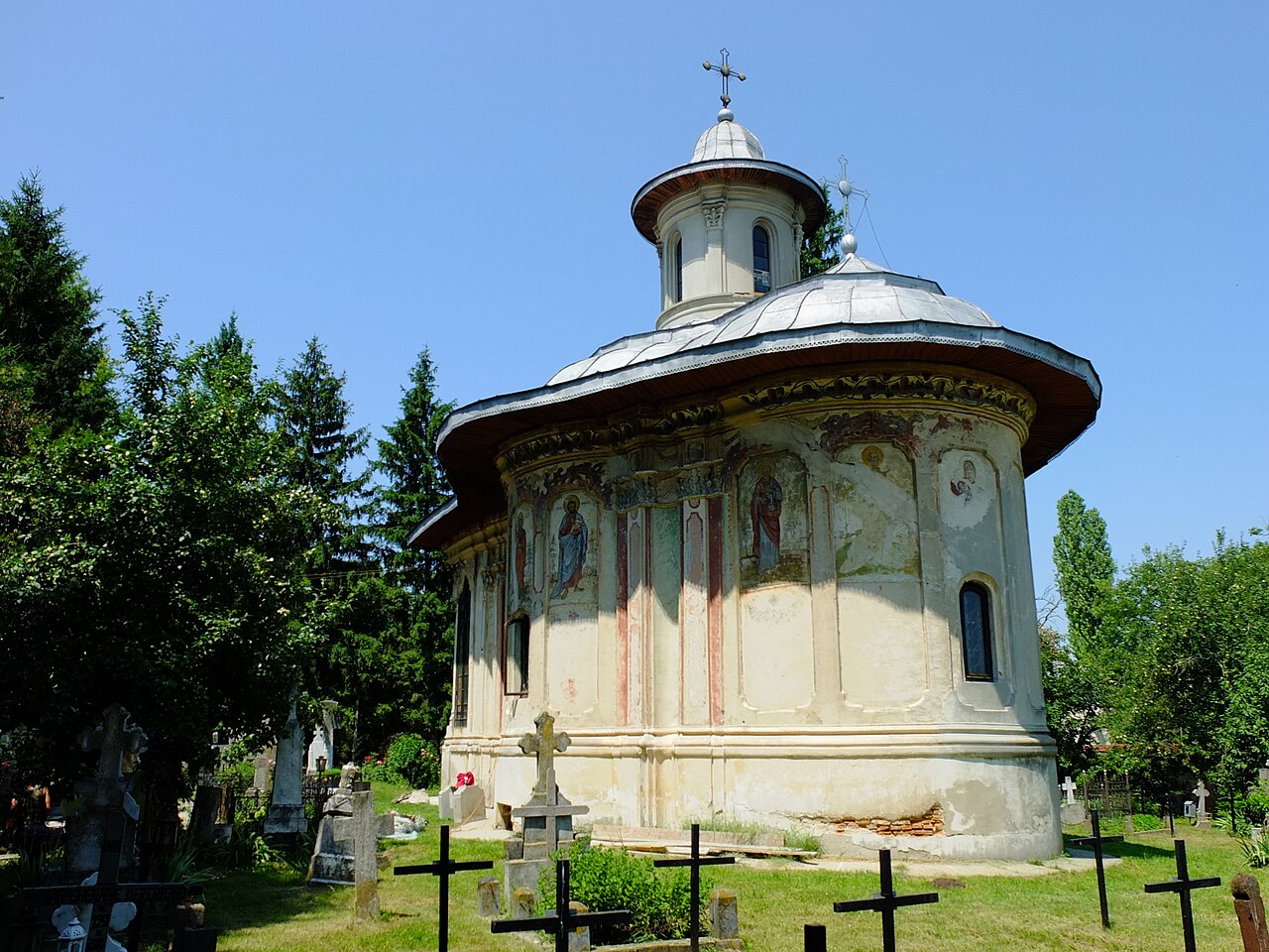 Absida și turla paraclisului din cimitir.