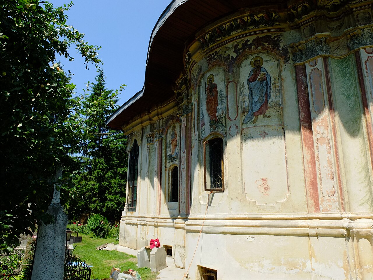 Fațada pictată și ferestrele paraclisului din cimitir.