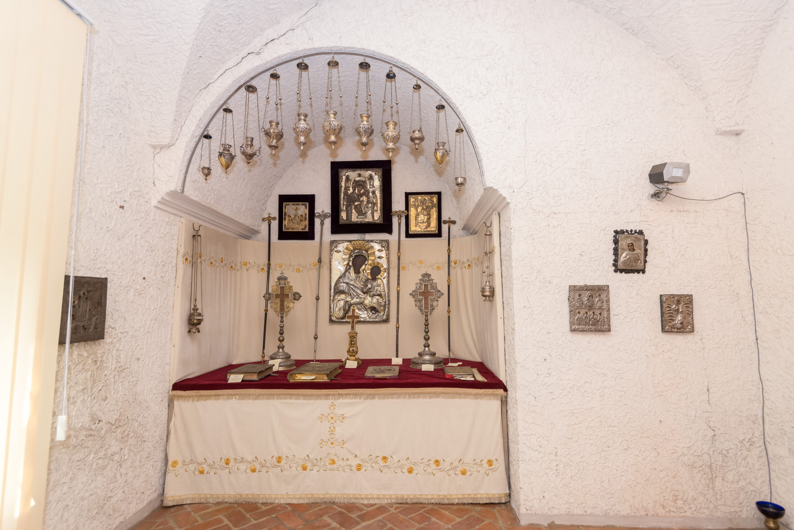 Nișă de altar și arc în sala tezaurului.