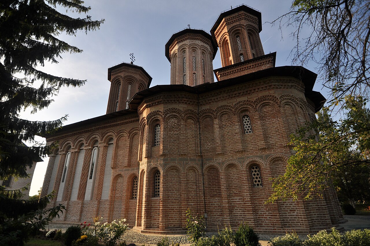 Biserica de zid de pe insula Snagov: abside, arcade de cărămidă și turle.