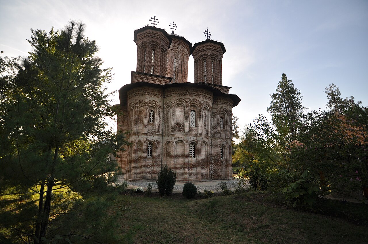 Absida altarului, vedere din spatele bisericii.