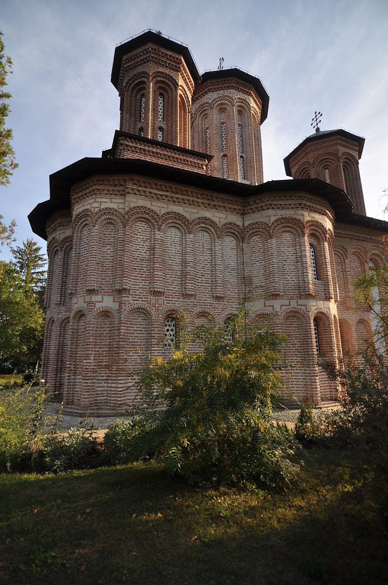 Absida și baza turlei, vedere oblică apropiată.