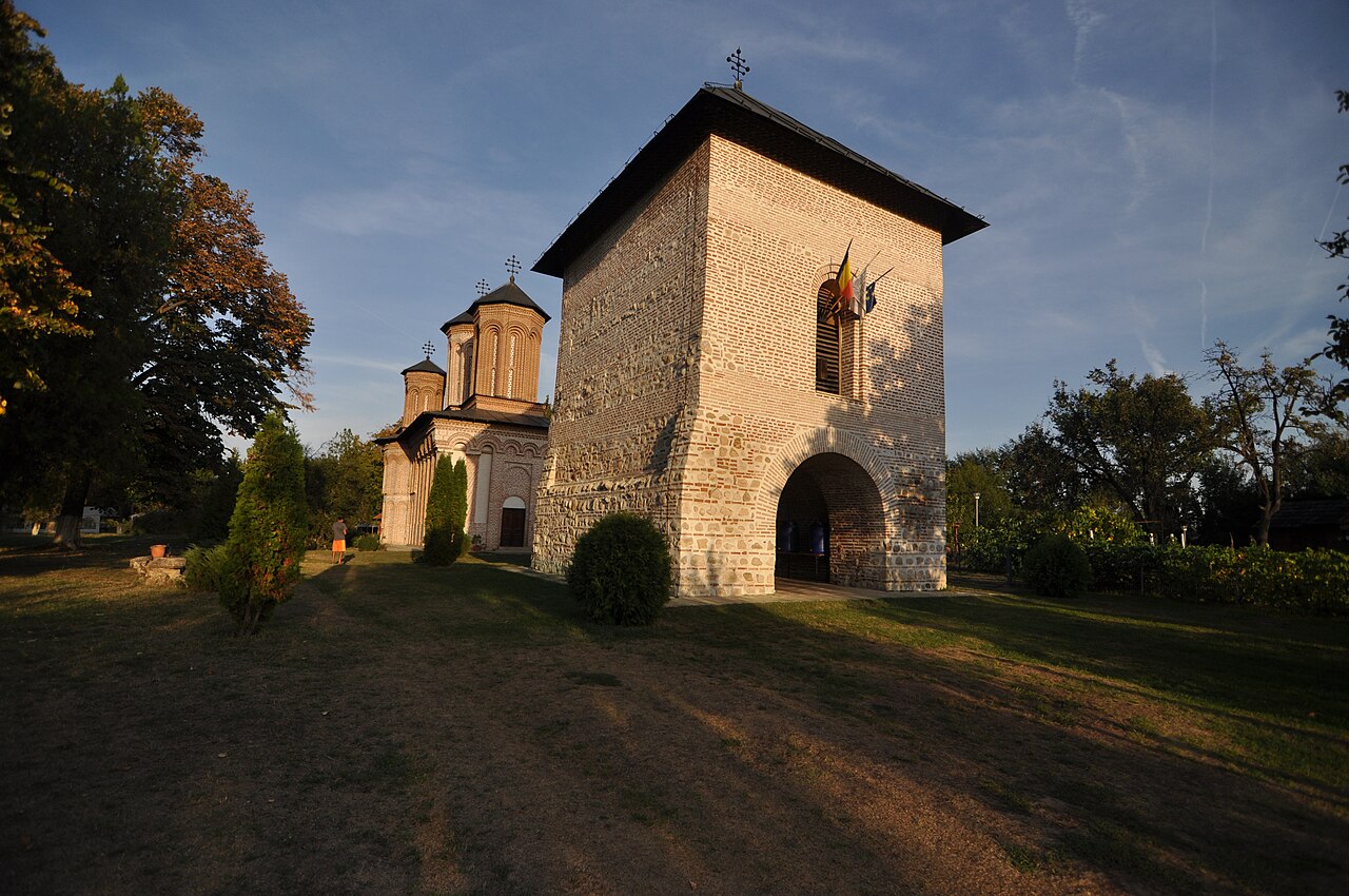Turnul de intrare și biserica: raportul dintre volume.