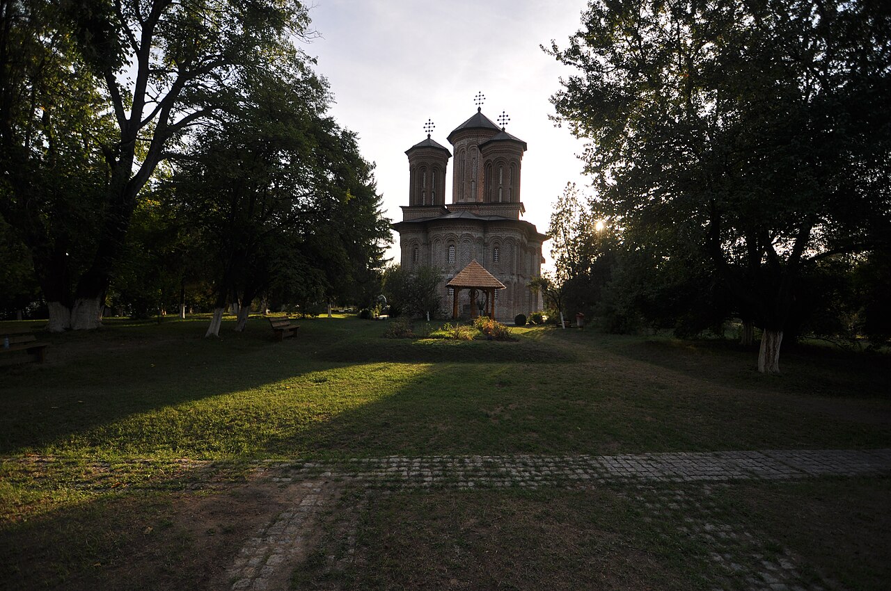 Aleea din incintă și biserica în fundal.
