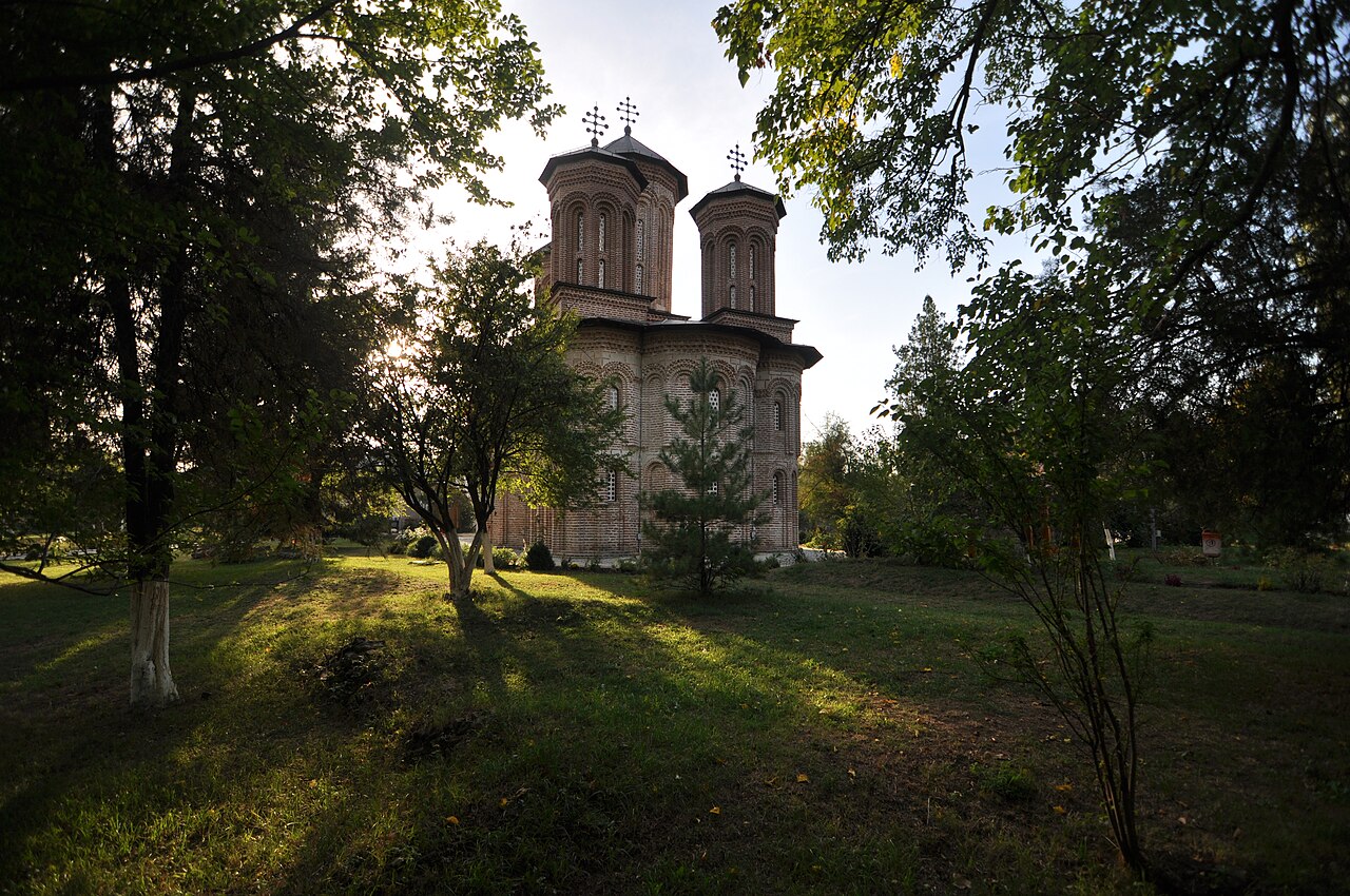 Absida bisericii cu vegetația insulei în jur.