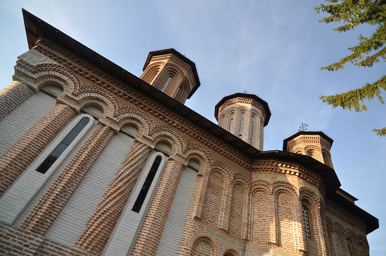 Cornișa, arcadele și bazele turlelor, contraplonjeu de la sol.