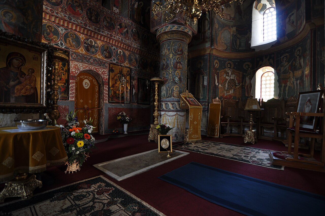 Iconostasul, pictura și mobilierul din naos.