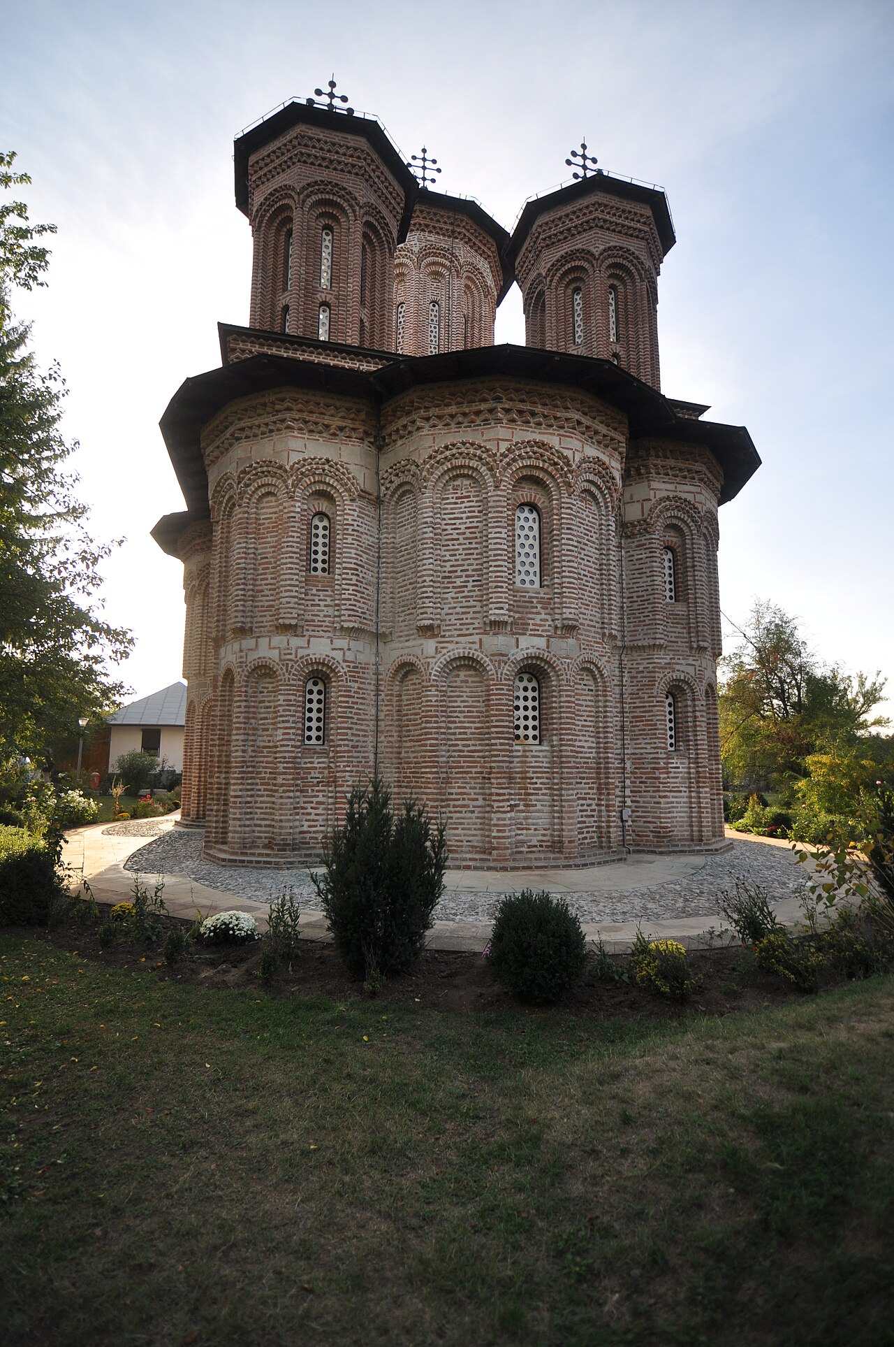 Absida altarului și cele două turle laterale, perspectivă axială.