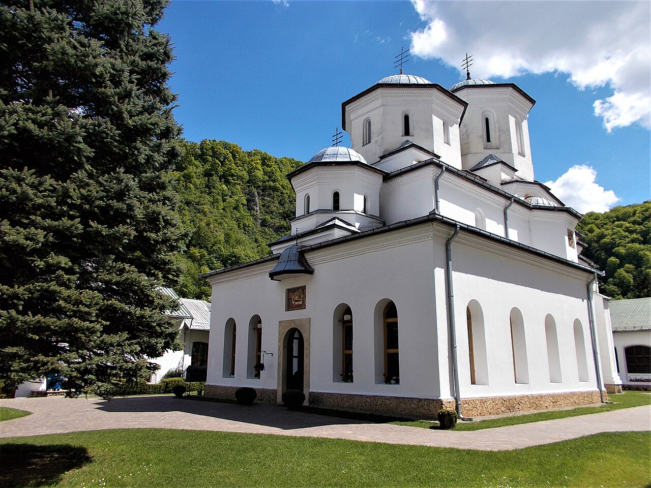 Biserica Adormirea Maicii Domnului: pridvor, abside și turle etajate.