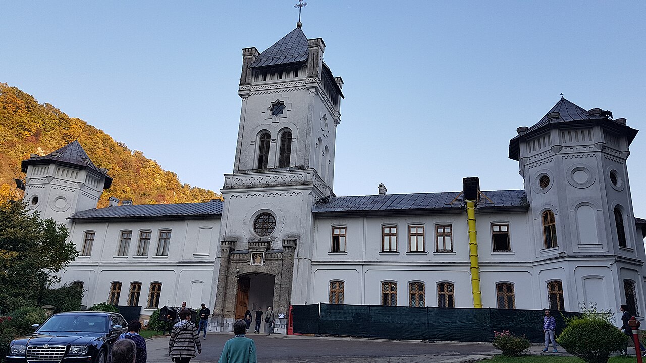 Fațada incintei, turnul central de acces și turnurile laterale.