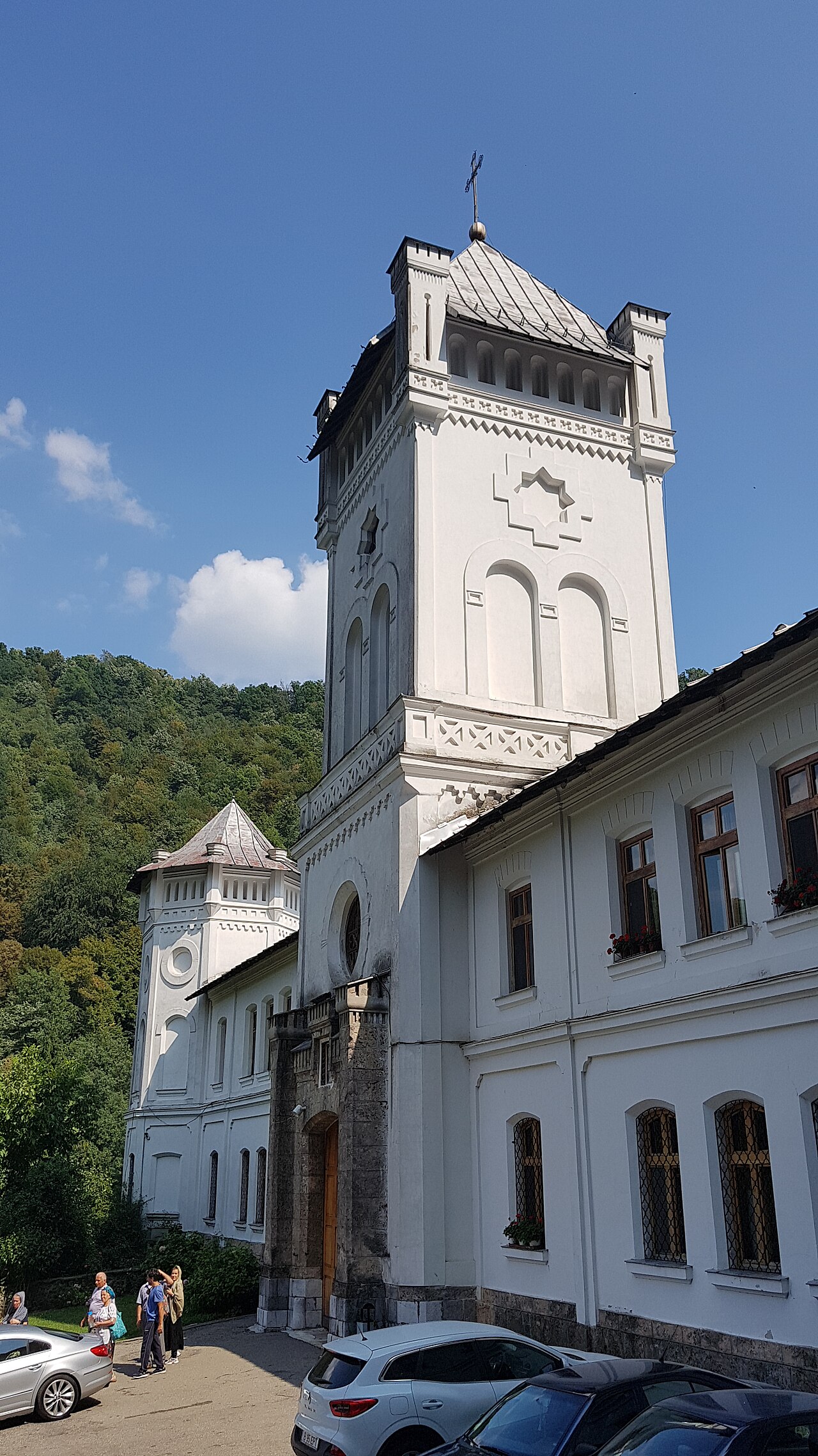 Turnul de acces și aripa incintei văzute oblic.